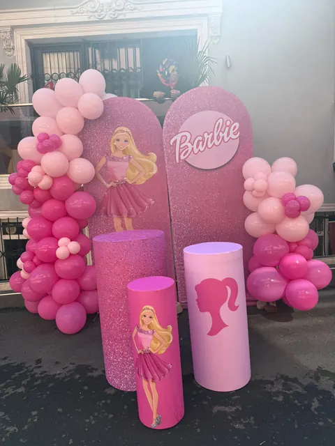 Pembe balonlar ve silindir standlarla Barbie temalı yaş günü süslemesi