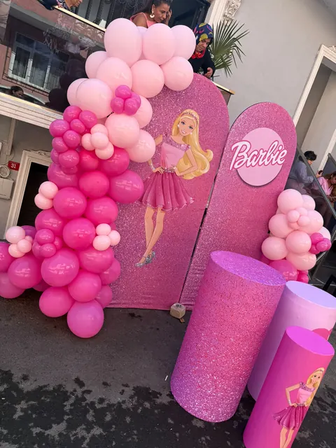 Pembe balon takı ve Barbie panolarıyla yaş günü süslemesi