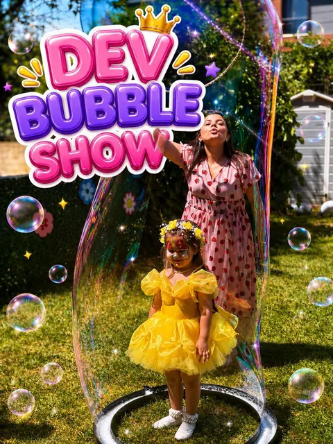 Dev Bubble Show: dev sabun köpüğü balonunun içinde küçük kız