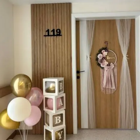 BABY küpleri, balonlar ve kapı süsüyle doğum odası süslemesi