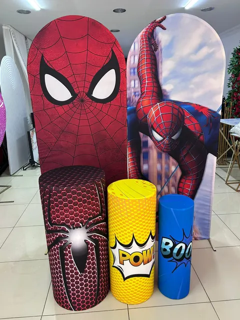 Spider-Man temalı doğum günü arka fonu ve renkli standlar