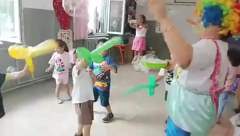 Palyaço abla ile çocuklar balonlarla dans ediyor - video
